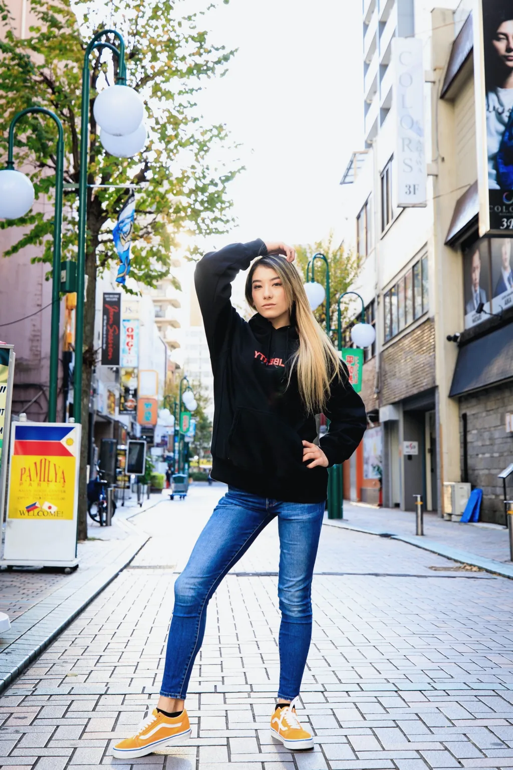 黒い上着を着て街路に立つ人物