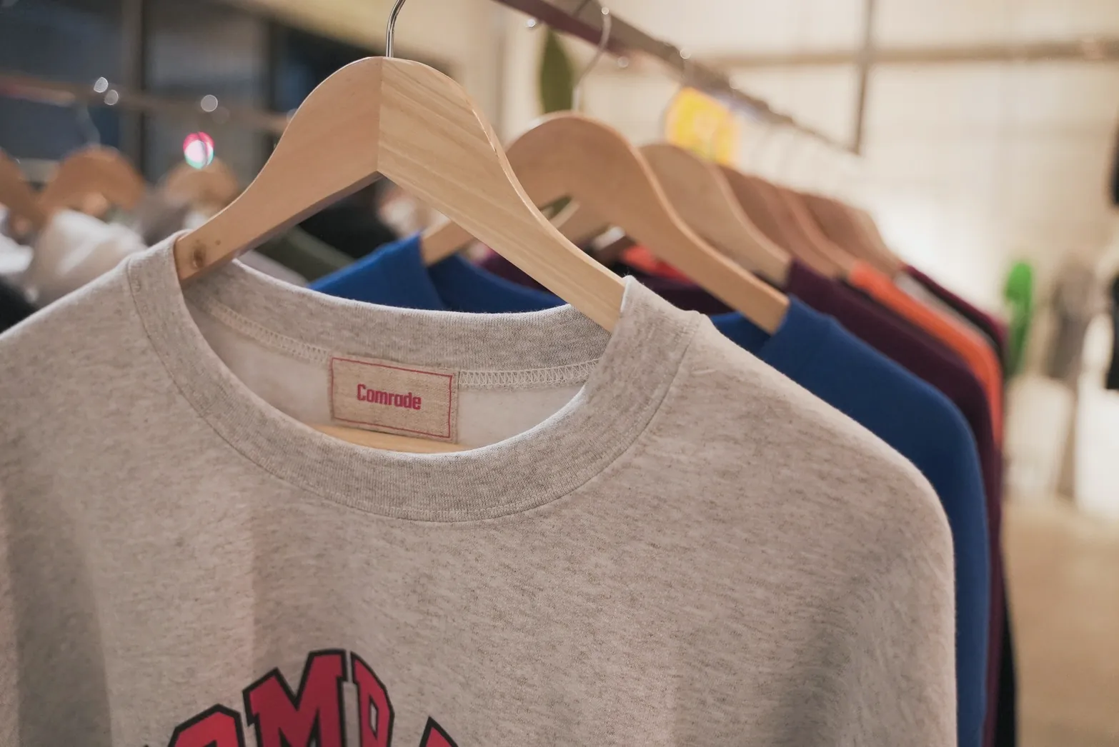 ハンガーに掛けられたグラフィックTシャツ