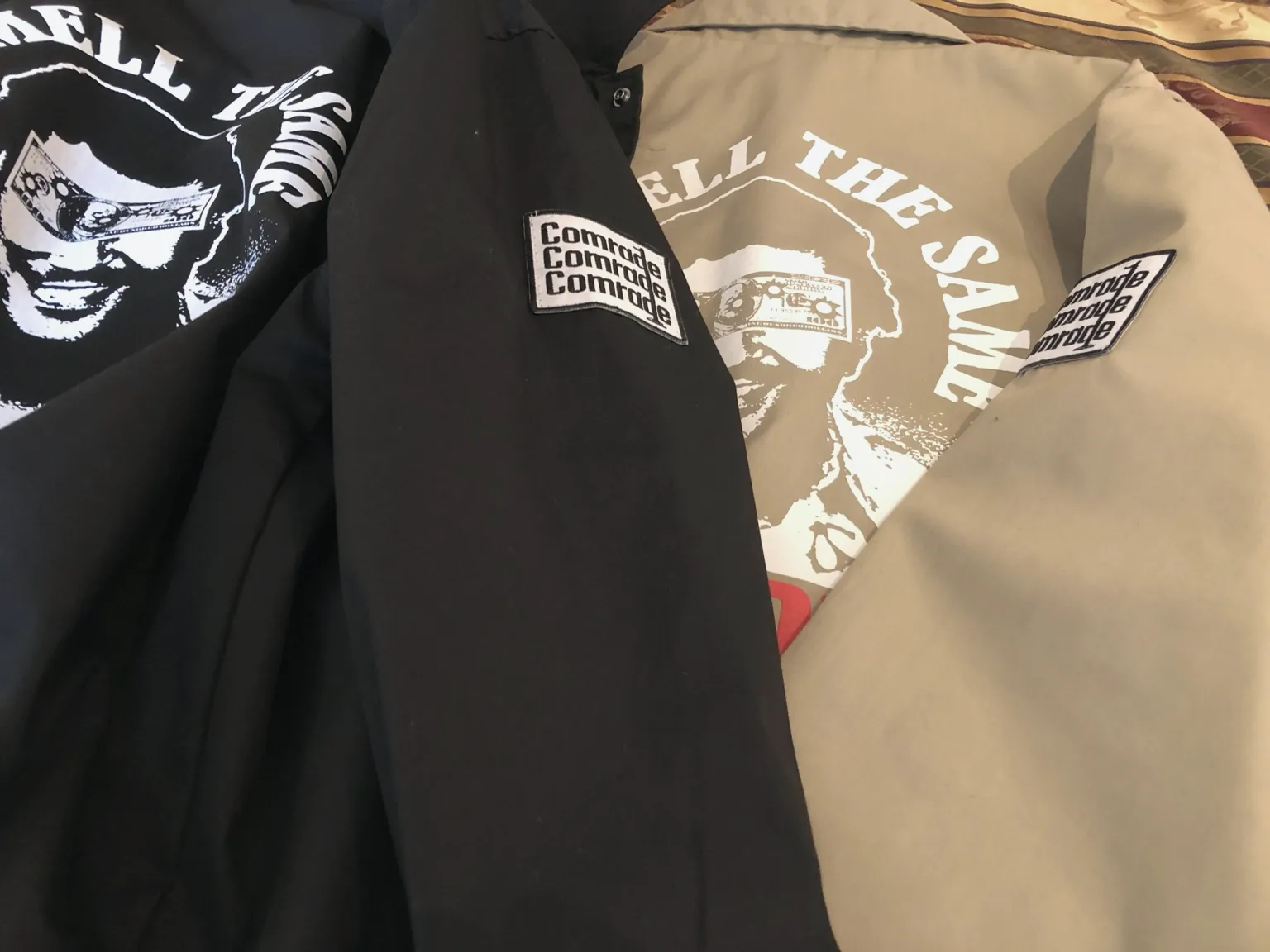 並べて展示した人物プリント入りのフーディー