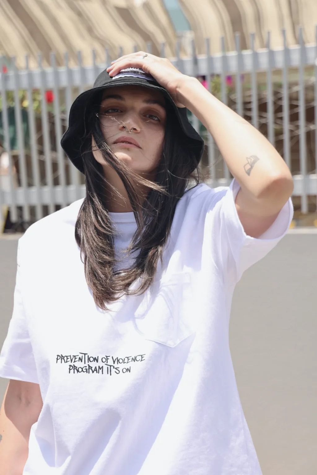 白いTシャツと黒い帽子を着けた女性