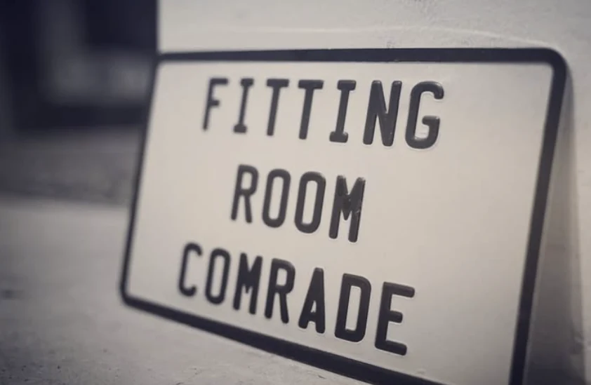 FITTING ROOM COMRADEと書かれた卓上サイン