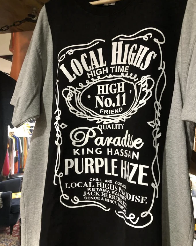 黒いグラフィックTシャツのディテール