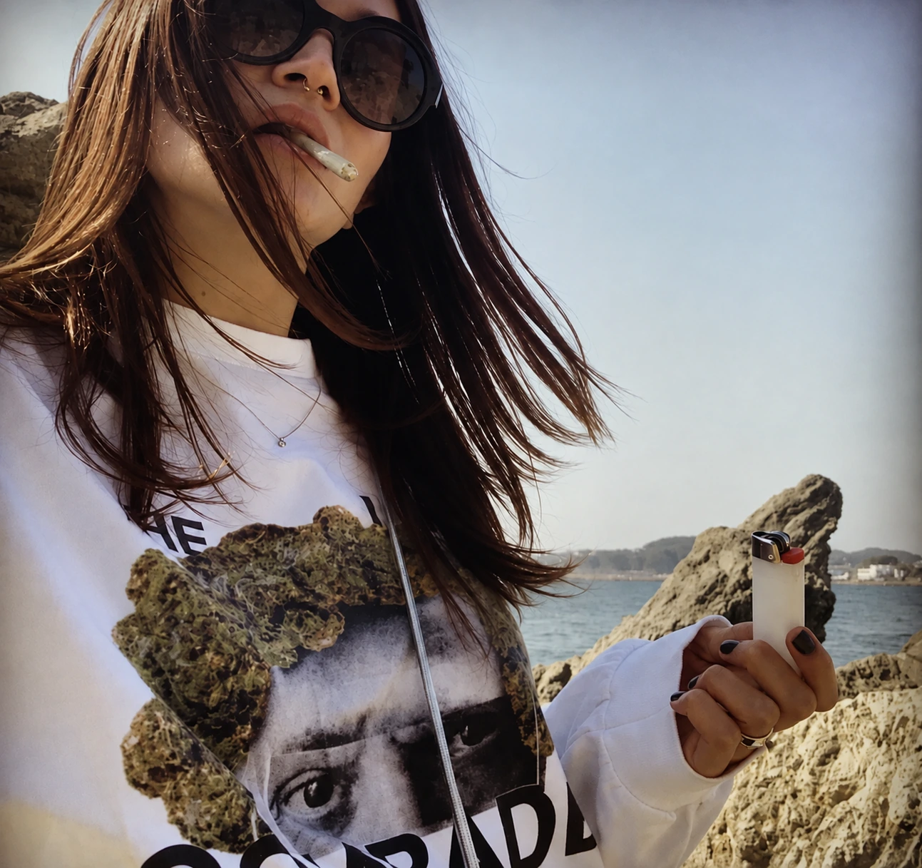 白いグラフィックTシャツを着た女性
