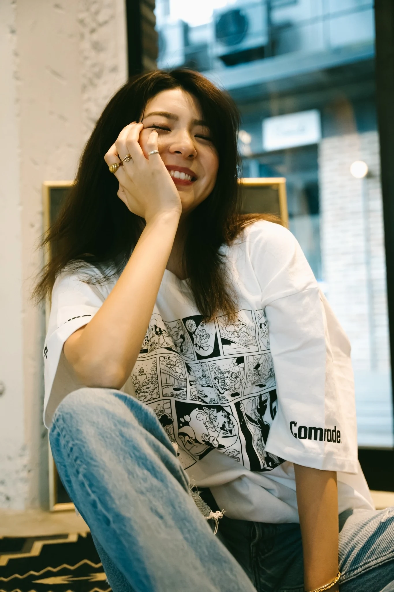 白いトップスを着た女性のポートレート